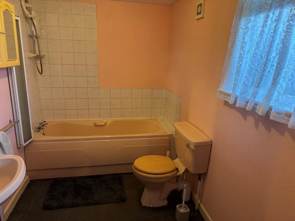 Lot: 92 - FREEHOLD FORMER SHOP WITH LIVING ACCOMMODATION BEHIND AND ABOVE - The bathroom